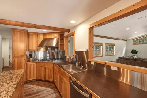 Kitchen - 63375 Saddleback Dr, Bend, OR 97703 photo 4 of 8