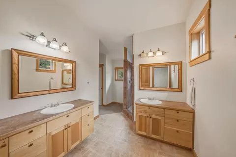 Bath - 63375 Saddleback Dr, Bend, OR 97703 photo 5 of 7