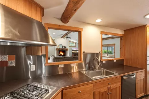 Kitchen - 63375 Saddleback Dr, Bend, OR 97703 photo 7 of 8