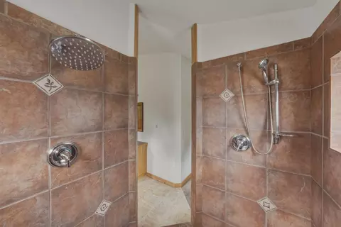 Bath - 63375 Saddleback Dr, Bend, OR 97703 photo 4 of 7