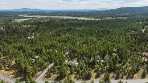 View/Area - 63375 Saddleback Dr, Bend, OR 97703 photo 2 of 19