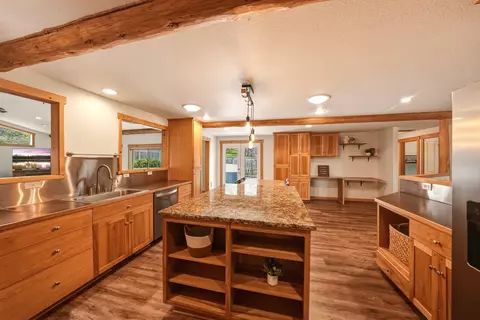 Kitchen - 63375 Saddleback Dr, Bend, OR 97703 photo 6 of 8