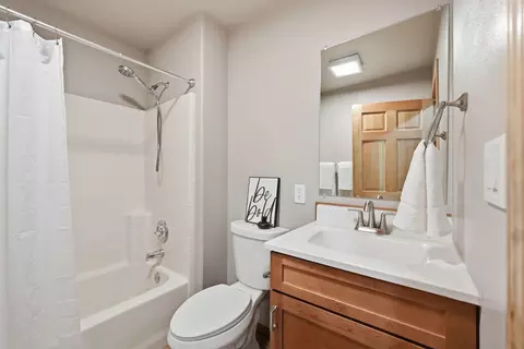 Bath - 15905 Pine Ln, La Pine, OR 97739 photo 4 of 4