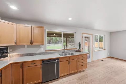 Kitchen - 15905 Pine Ln, La Pine, OR 97739 photo 2 of 4