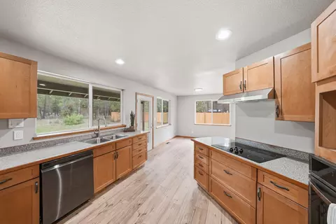 Kitchen - 15905 Pine Ln, La Pine, OR 97739 photo 4 of 4