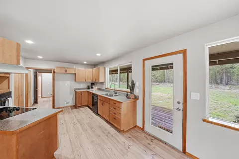 Kitchen - 15905 Pine Ln, La Pine, OR 97739 photo 1 of 4