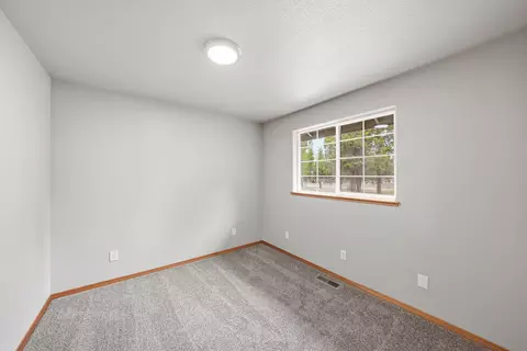 Bedroom - 15905 Pine Ln, La Pine, OR 97739 photo 5 of 6