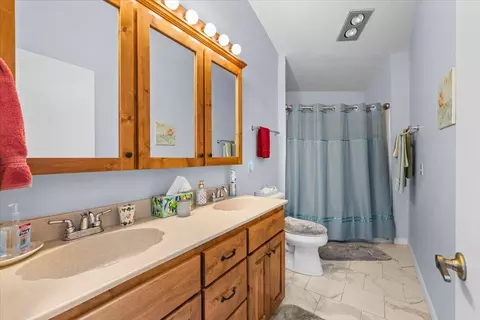 Bath - 2340 Hillside Dr, Central Point, OR 97502 photo 3 of 3