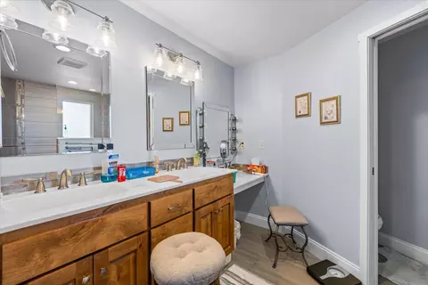 Bath - 2340 Hillside Dr, Central Point, OR 97502 photo 1 of 3