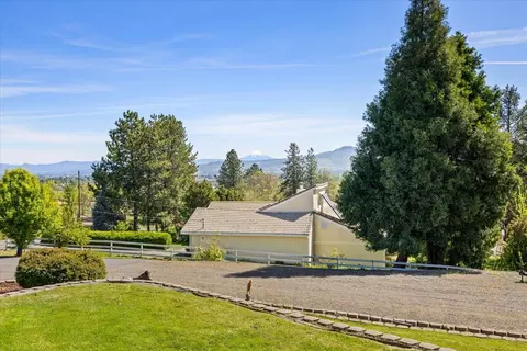 Exterior - 2340 Hillside Dr, Central Point, OR 97502 photo 5 of 6