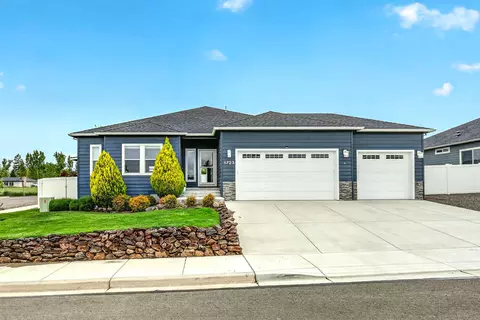 1723 Luxor Ln, Medford, OR 97504