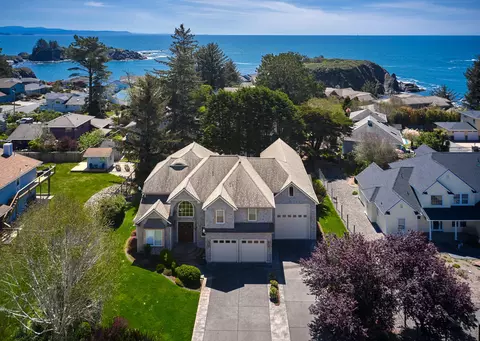 1101 Byrtus Pl, Brookings, OR 97415