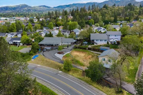 416 SE Grandview Ave #A, Grants Pass, OR 97527