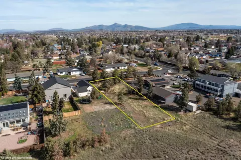2736 SW Glacier Ave, Redmond, OR 97756