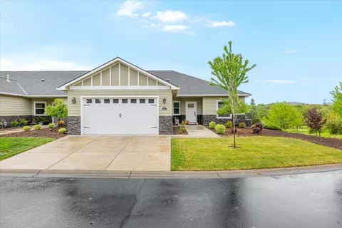 221 Skyhawk Dr, Eagle Point, OR 97524