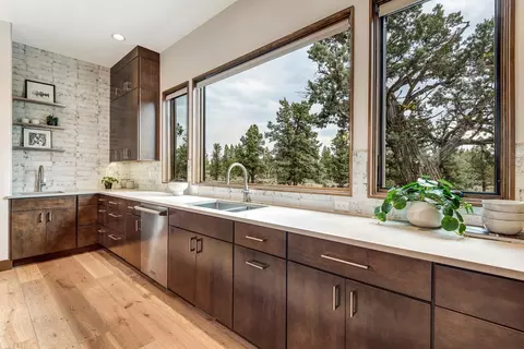 Kitchen - 20605 Lowe Ln, Bend, OR 97703 photo 5 of 7