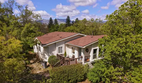 723 Reiten Dr, Ashland, OR 97520