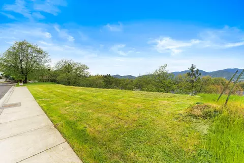 2237 SE Linden Ln, Grants Pass, OR 97527
