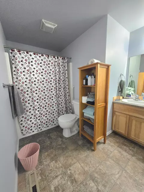 Bath - 16498 Cassidy Dr, La Pine, OR 97739 photo 2 of 4