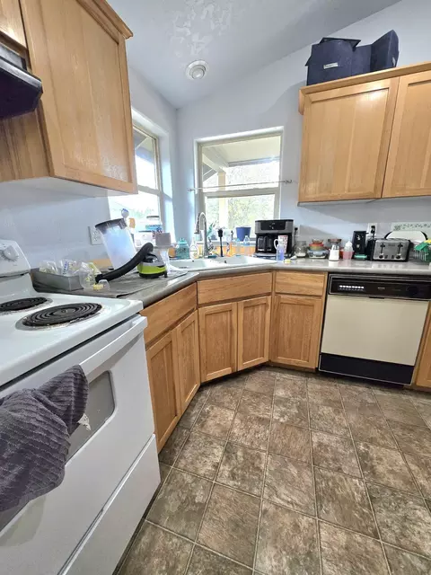 Kitchen - 16498 Cassidy Dr, La Pine, OR 97739 photo 1 of 1
