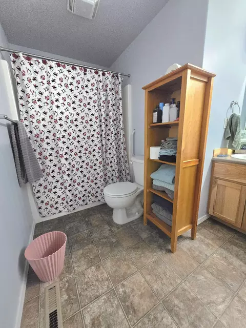 Bath - 16498 Cassidy Dr, La Pine, OR 97739 photo 3 of 4