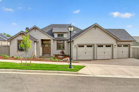 4090 Crystal Springs Dr, Medford, OR 97504