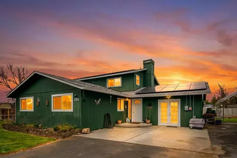 1551 SW Parkway Dr, Redmond, OR 97756