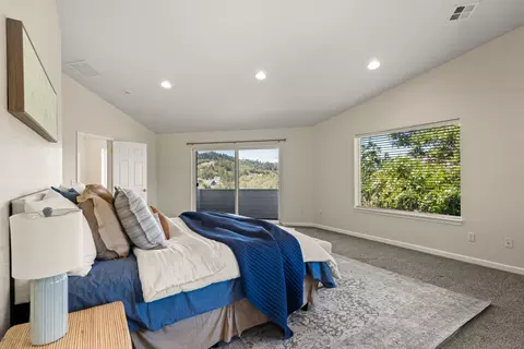 Bedroom - 1553 Panoramic Loop, Grants Pass, OR 97527 photo 4 of 6