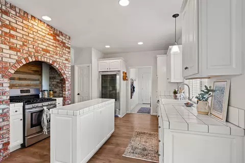 Kitchen - 1553 Panoramic Loop, Grants Pass, OR 97527 photo 1 of 3