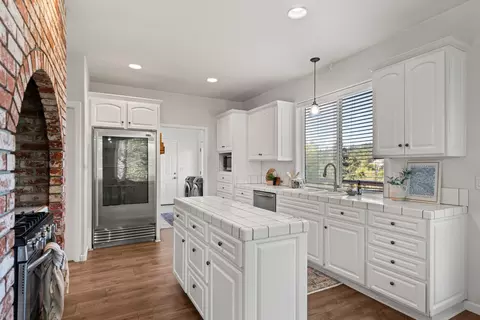 Kitchen - 1553 Panoramic Loop, Grants Pass, OR 97527 photo 2 of 3