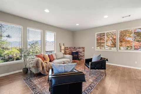 Living - 1553 Panoramic Loop, Grants Pass, OR 97527 photo 3 of 3