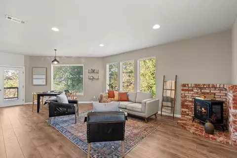 Living - 1553 Panoramic Loop, Grants Pass, OR 97527 photo 1 of 3