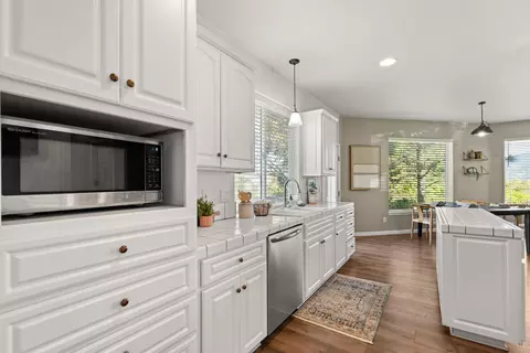 Kitchen - 1553 Panoramic Loop, Grants Pass, OR 97527 photo 3 of 3