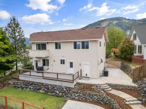 Exterior - 1553 Panoramic Loop, Grants Pass, OR 97527 photo 7 of 11