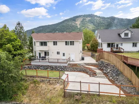 Exterior - 1553 Panoramic Loop, Grants Pass, OR 97527 photo 6 of 11