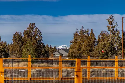 Exterior - 63557 Overtree Rd, Bend, OR 97701 photo 6 of 20