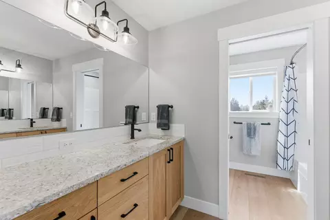 Bath - 63557 Overtree Rd, Bend, OR 97701 photo 7 of 8