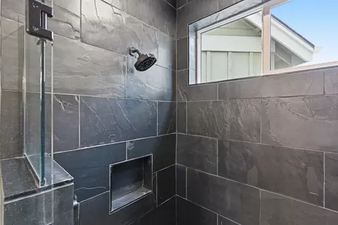 Bath - 63557 Overtree Rd, Bend, OR 97701 photo 5 of 8