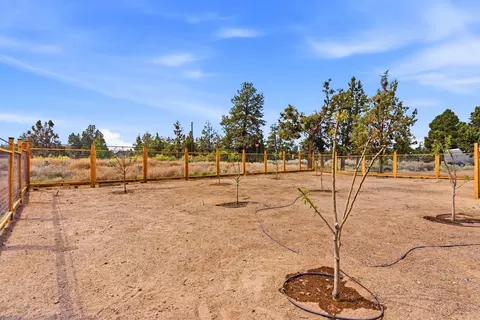 Exterior - 63557 Overtree Rd, Bend, OR 97701 photo 15 of 20