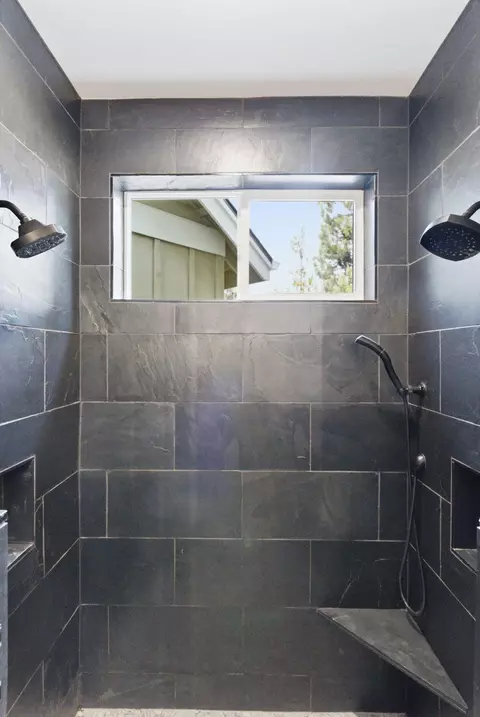 Bath - 63557 Overtree Rd, Bend, OR 97701 photo 4 of 8