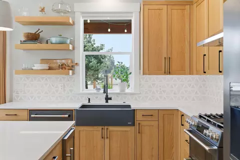 Kitchen - 63557 Overtree Rd, Bend, OR 97701 photo 3 of 10