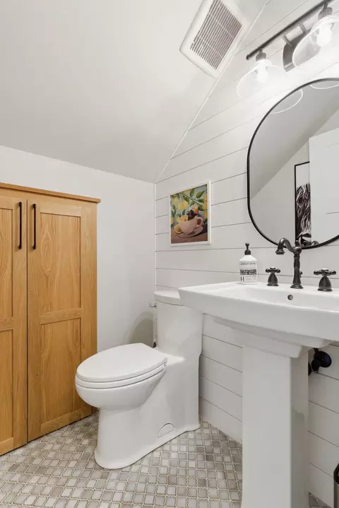 Bath - 63557 Overtree Rd, Bend, OR 97701 photo 6 of 8