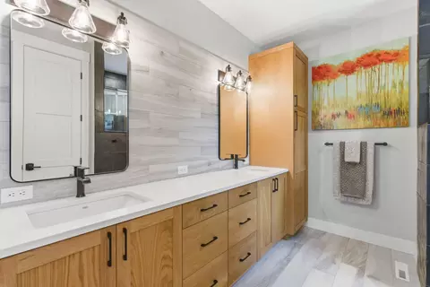 Bath - 63557 Overtree Rd, Bend, OR 97701 photo 1 of 8