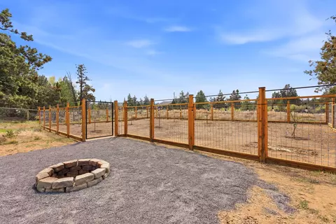 Exterior - 63557 Overtree Rd, Bend, OR 97701 photo 16 of 20