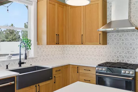 Kitchen - 63557 Overtree Rd, Bend, OR 97701 photo 8 of 10