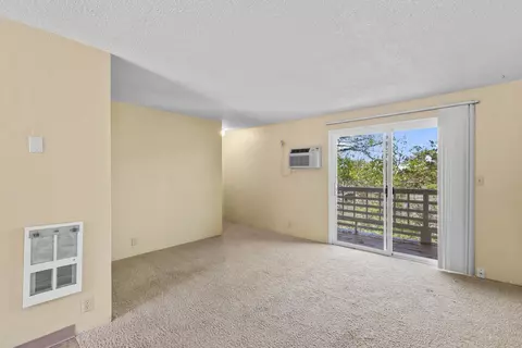 Living - 431 Elm St, Phoenix, OR 97535 photo 2 of 2