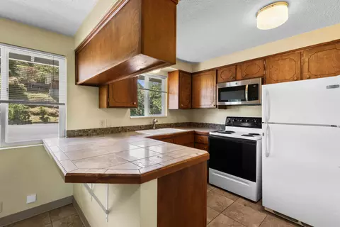 Kitchen - 431 Elm St, Phoenix, OR 97535 photo 1 of 2