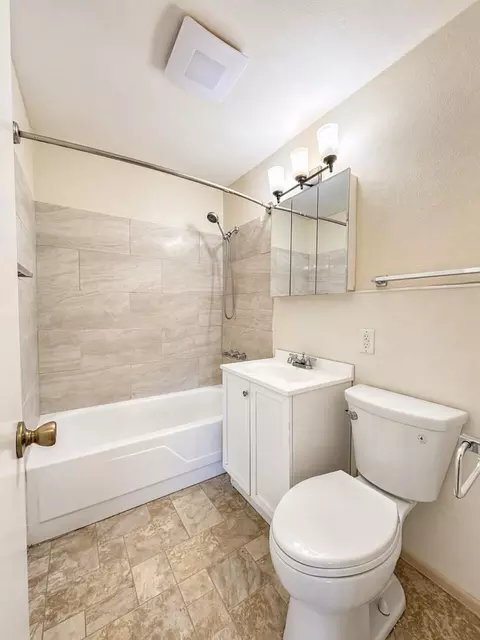 Bath - 431 Elm St, Phoenix, OR 97535 photo 1 of 1