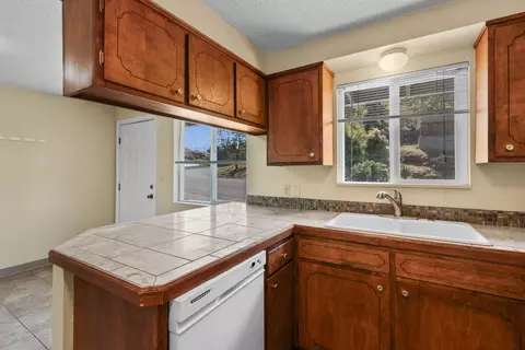 Kitchen - 431 Elm St, Phoenix, OR 97535 photo 2 of 2