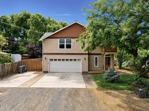 107 N 1st St, Talent, OR 97540